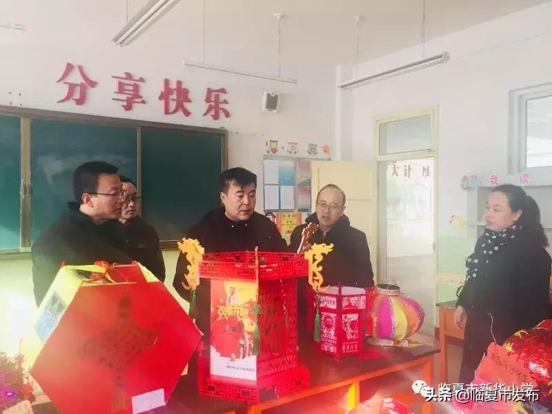 新华小学开展“一灯会”灯笼展评活动