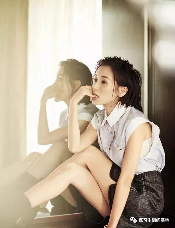 王子文踩小桌板的鞋,王子文穿鞋踩桌子视频