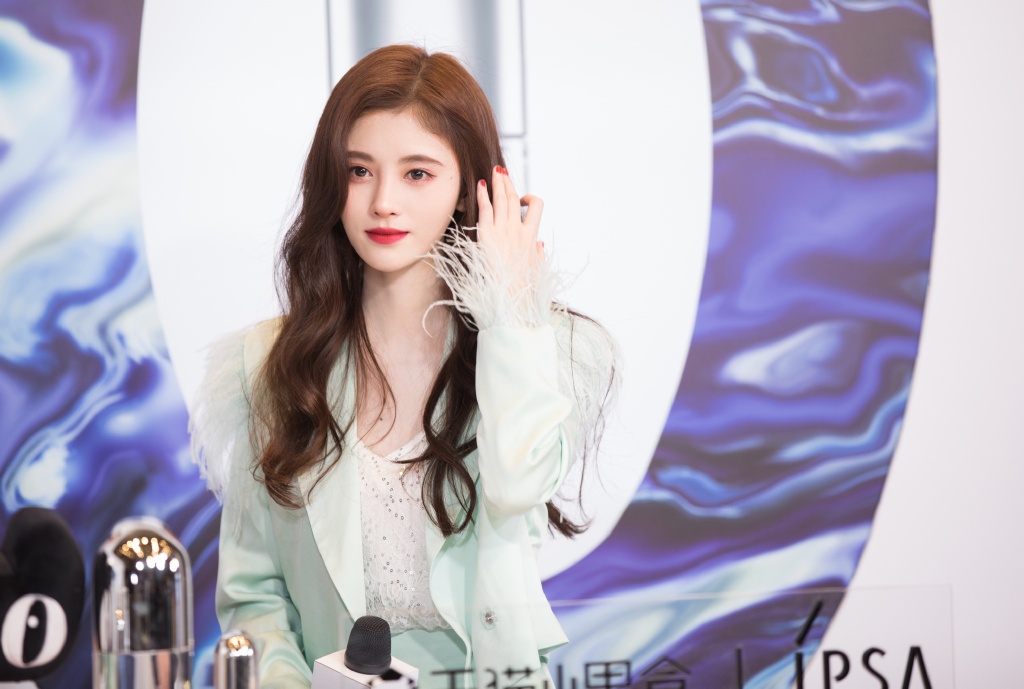 鞠婧祎月光之下请相爱红色蝴蝶结,鞠婧祎的同款蝴蝶结连衣裙图片