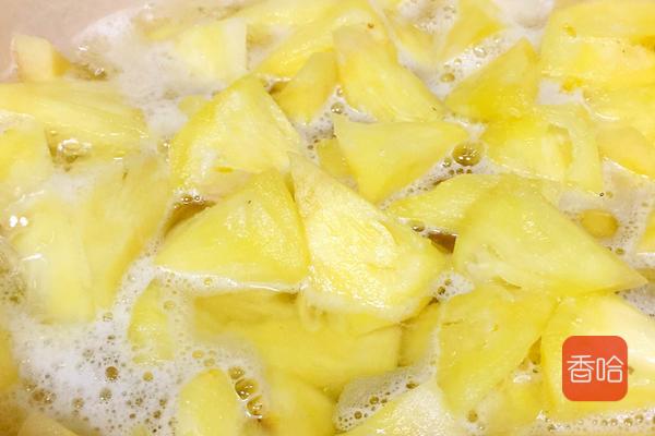 菠萝炒肉菠萝要泡盐水吗,菠萝咕咾肉菠萝要泡盐水吗