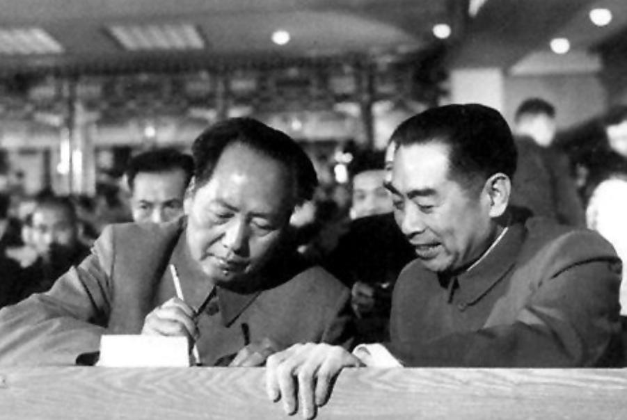 “工作机器”周总理:生前说的最后一句话,仍在为他人考虑