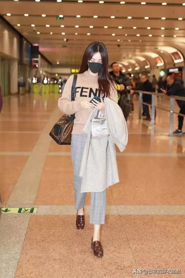 来看机场女王杨幂穿搭,杨幂穿搭机场秀