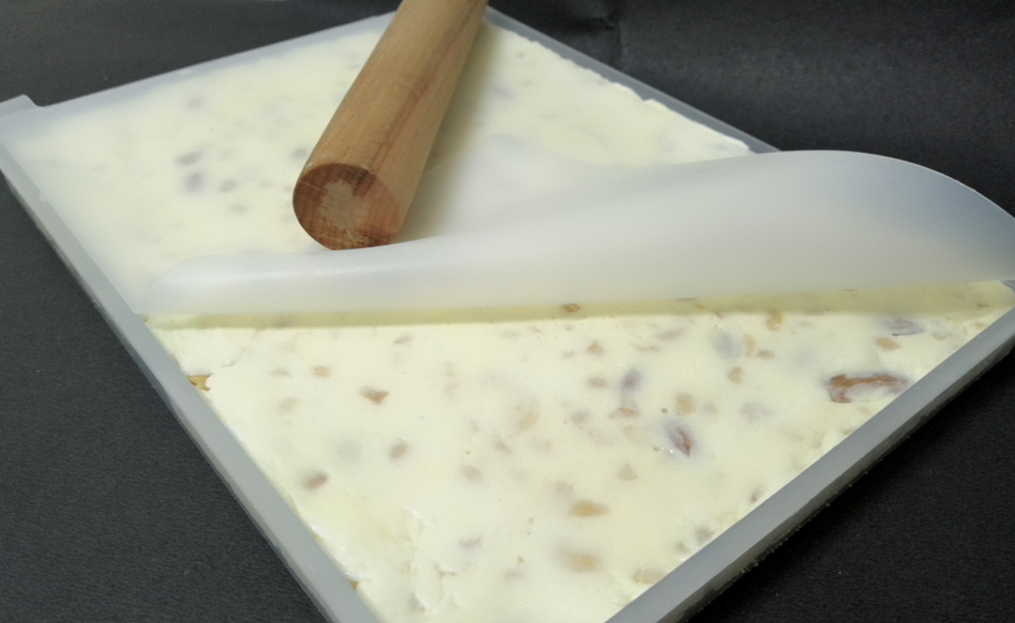 正宗牛轧糖到底粘不粘牙,牛轧糖怎么做不粘牙还软