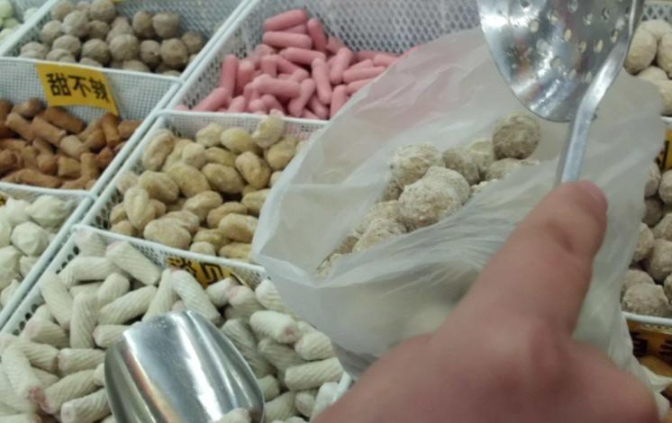 市场上火锅丸子是什么做的能吃吗,火锅丸子价格很低是怎么制作的