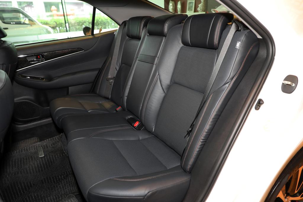 皇冠14代2.0t运动版测评,2020皇冠顶配测评