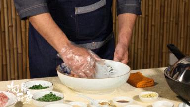 吃剩馄饨皮的做法视频,如何在家自制美味的馄饨