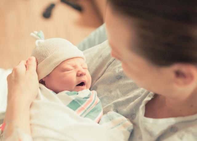 婴儿漾奶时的正确处理方法,新生儿漾奶和吐奶怎么处理