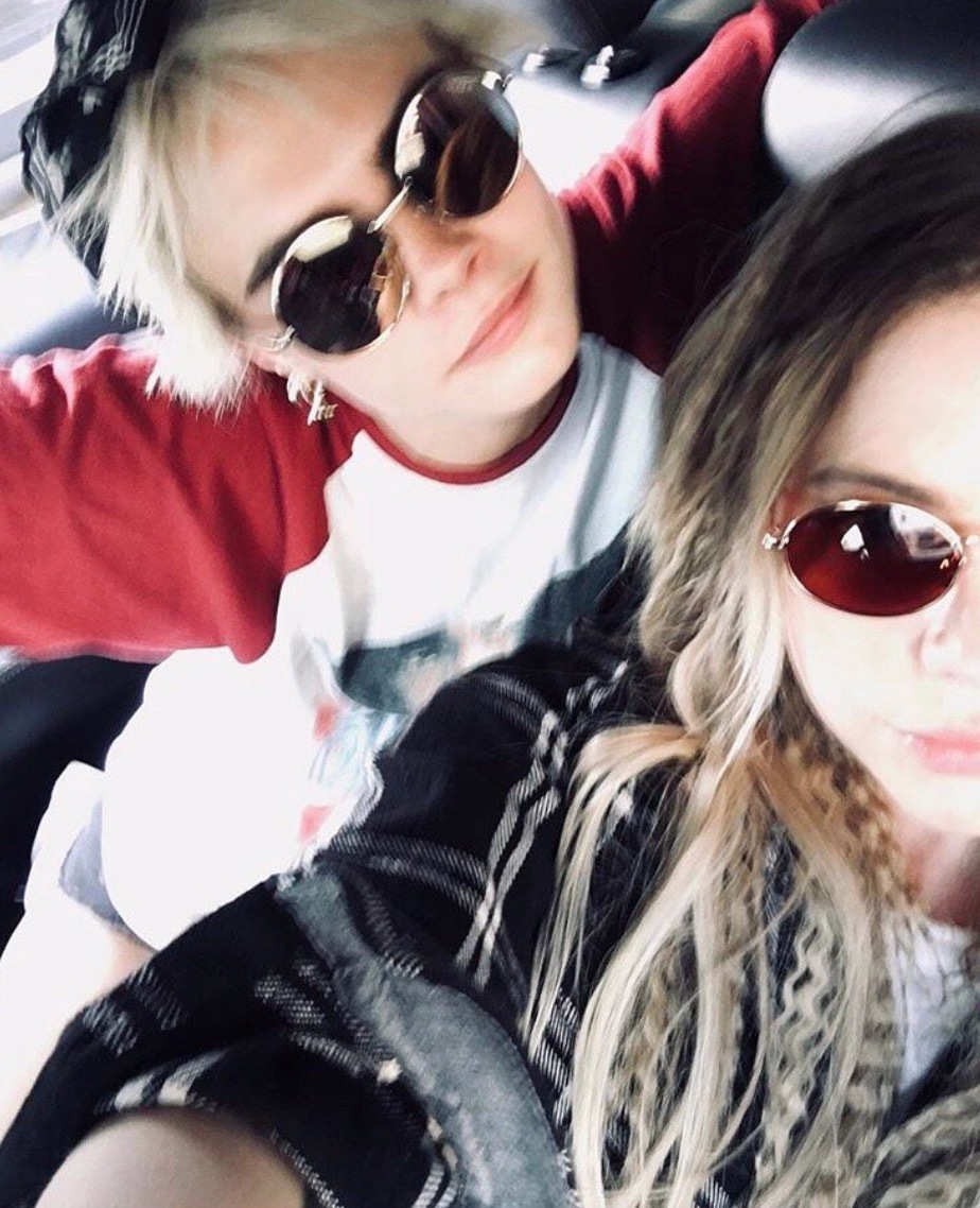 甜！英国贵族超模爱上美国女演员，机场热吻，狂撒狗粮