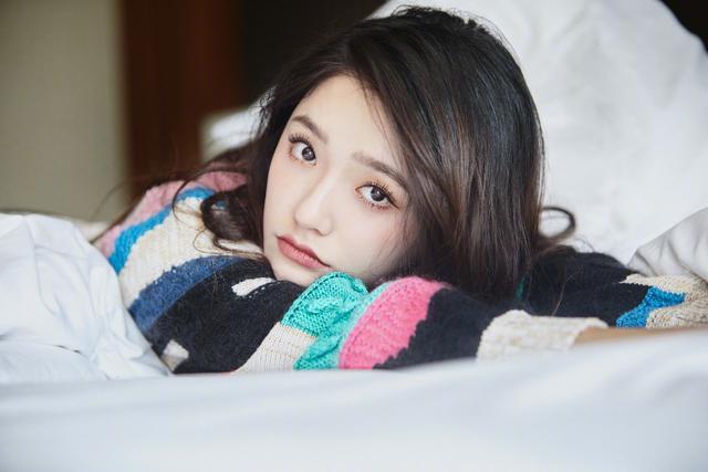 林允出生时,爸爸49岁,是搬运工。林允的自信源于穷人家的富养