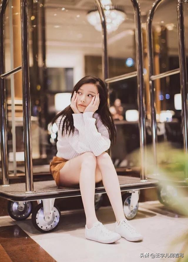 女生怎么摆pose怎么拍照好看,小女孩拍照如何摆pose戴帽子