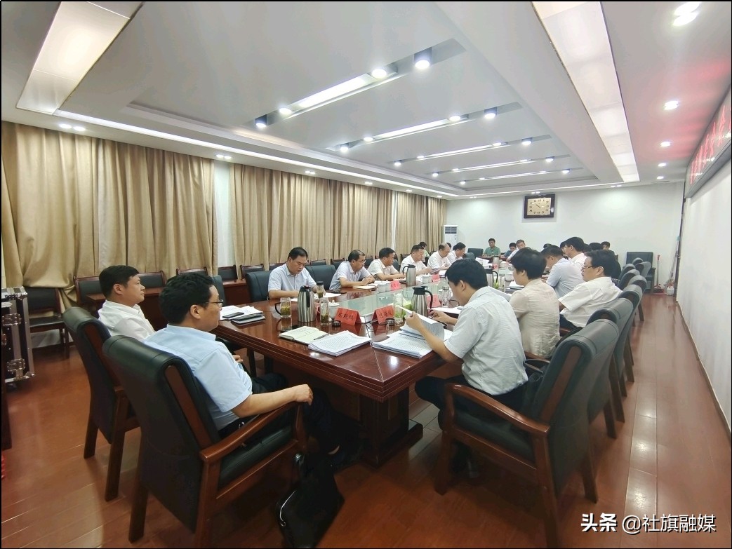 张荣印主持召开县委常委会会议