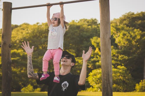 家庭条件一般，要不要带孩子去迪士尼玩？三种不同回答让人深思