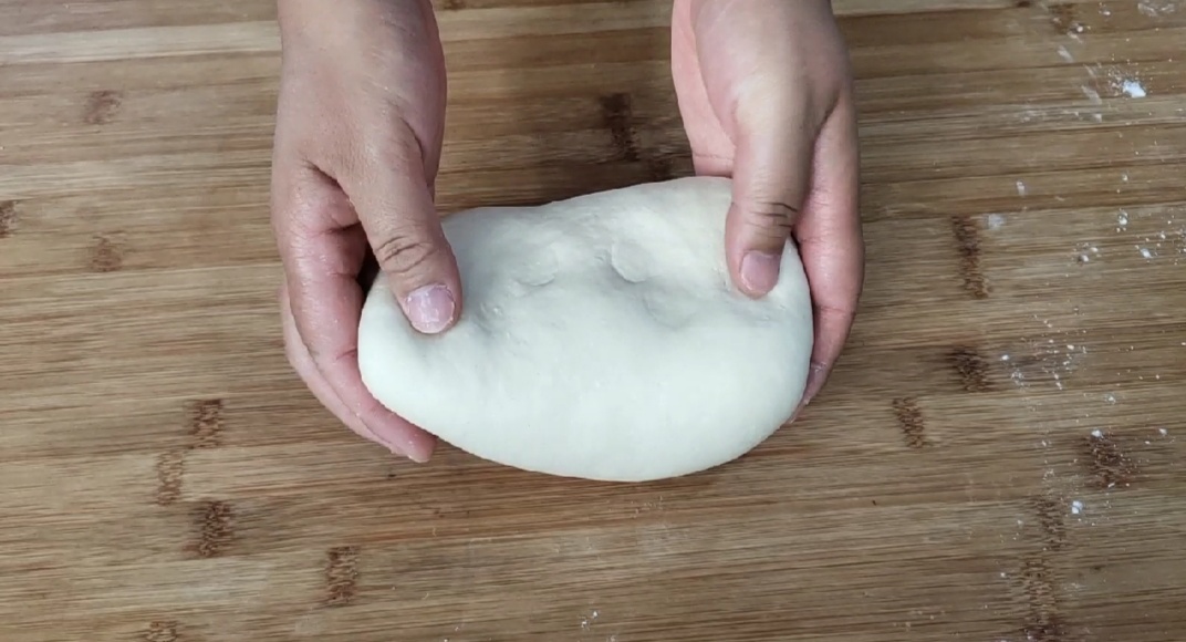 双擀面杖擀小笼包皮教程,小笼包现做现蒸的方法