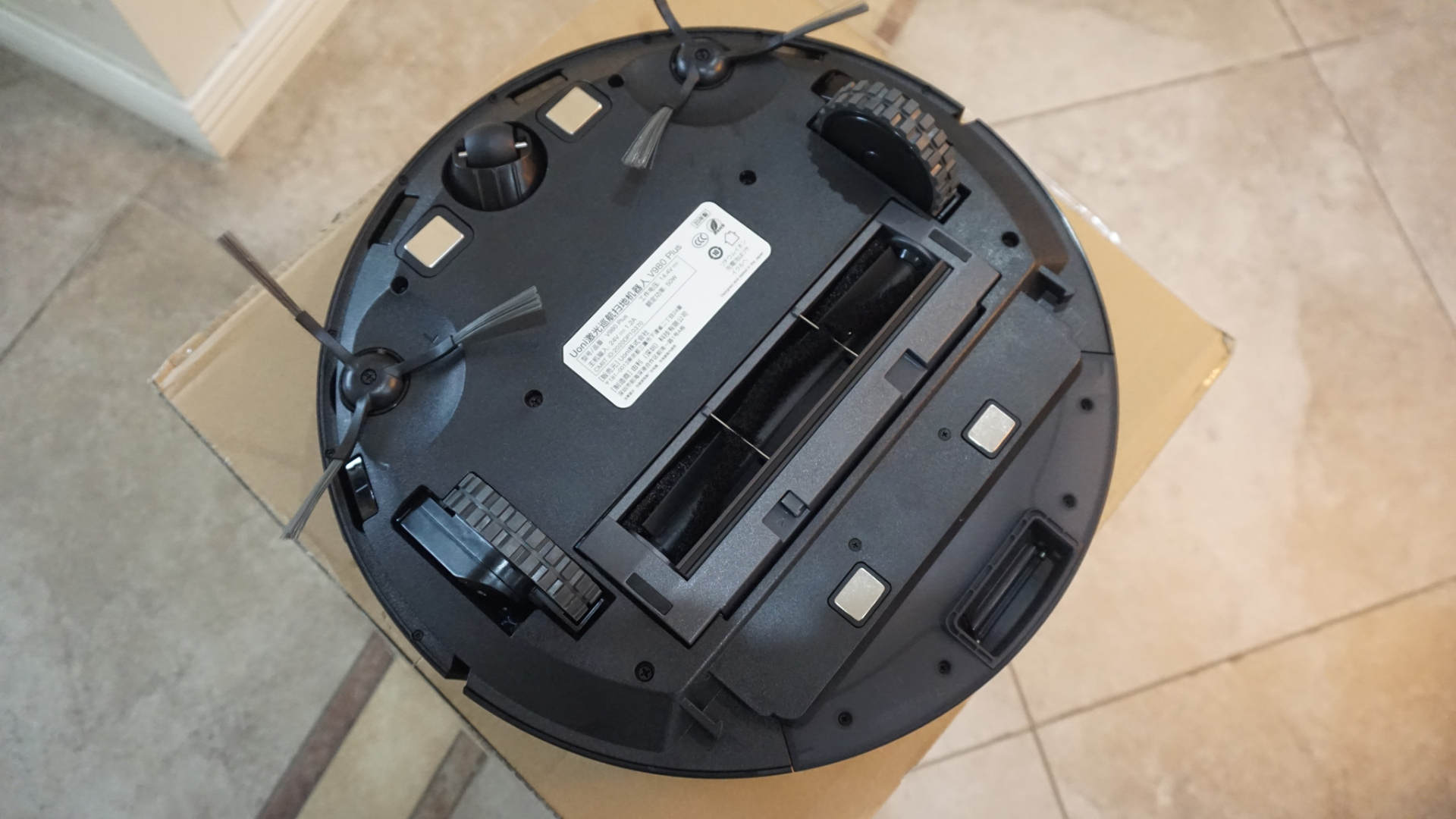 如何操作智能自动吸尘扫地机 (最简单的集尘扫地机器人)