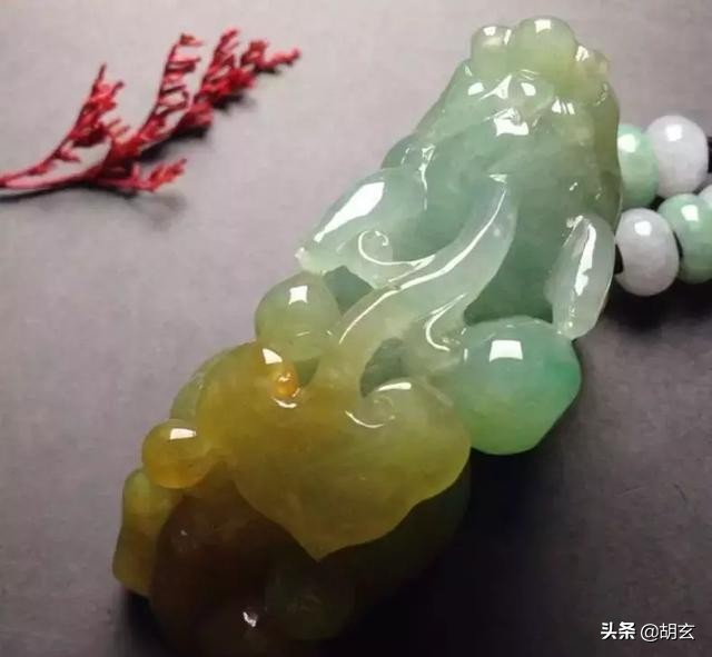 女士貔貅招财转运翡翠,买翡翠貔貅招财看大小吗