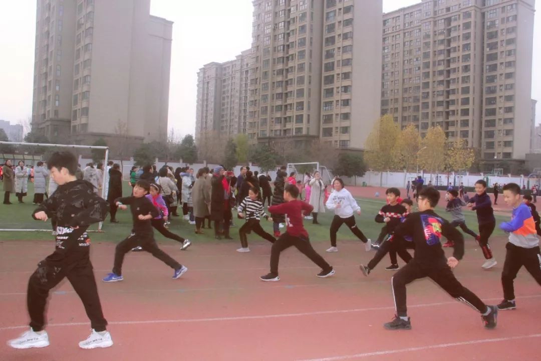 不忘初心砥砺前行教育实践活动,不忘初心小学文艺表演