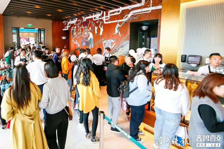 万达广场全年累计客流约830万人次,万达广场开业爆满