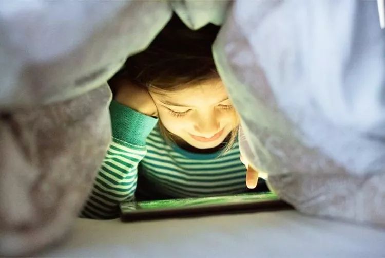 11岁孩子眼睛透支成中老年人,小朋友眼睛过度疲劳的危害