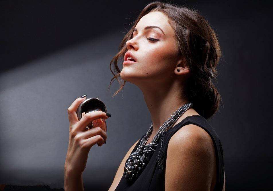 香水科普篇：闻香识女人，香水选错可能会致癌？3招教你挑对香水