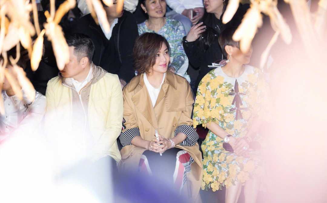 关之琳灰色长风衣,关之琳港风白裙穿搭