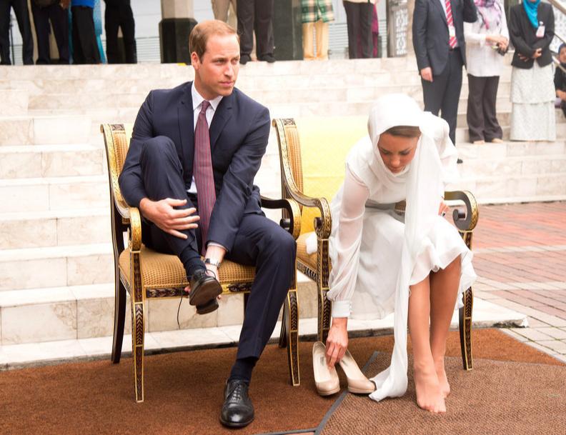 80后凯特变身家长，领着俩孩子购买文具，脚踩人字拖凉鞋依然贵气