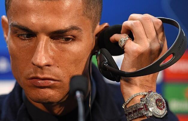 迷你罗穿白裤子和c罗合照,c罗晒与迷你罗合影