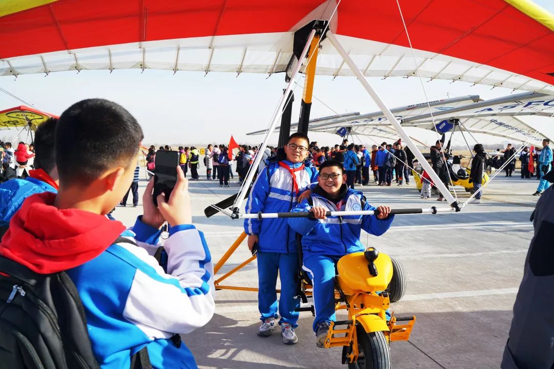 中国举办的国际翼装飞行比赛,全国第二届轻型运动类飞机锦标赛
