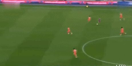 19岁的梅西被多次放铲,梅西被铲完整版