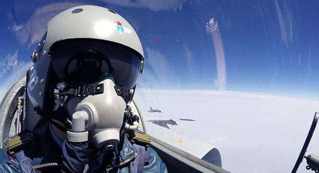 特级战斗机飞行员每月工资多少钱,战斗机飞行员一年收入多少