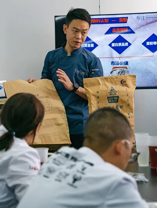 和面发酵后很粘,和面面团里都是气泡