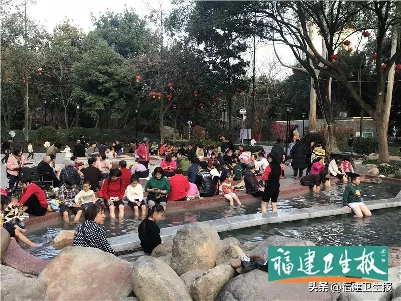 壮观！福州上百市民在公园集体泡脚！传染科和皮肤科医生看不下去了……