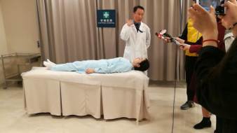 12岁男孩玩手机颈椎退化,14岁男孩玩手机导致颈椎变形