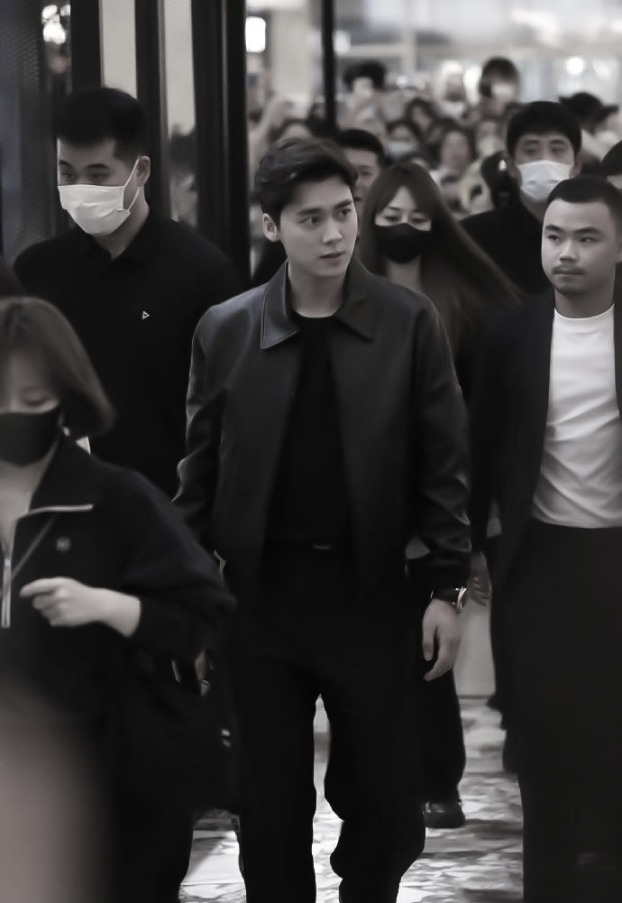 张若昀西装李易峰皮衣,李易峰机车皮衣演唱会