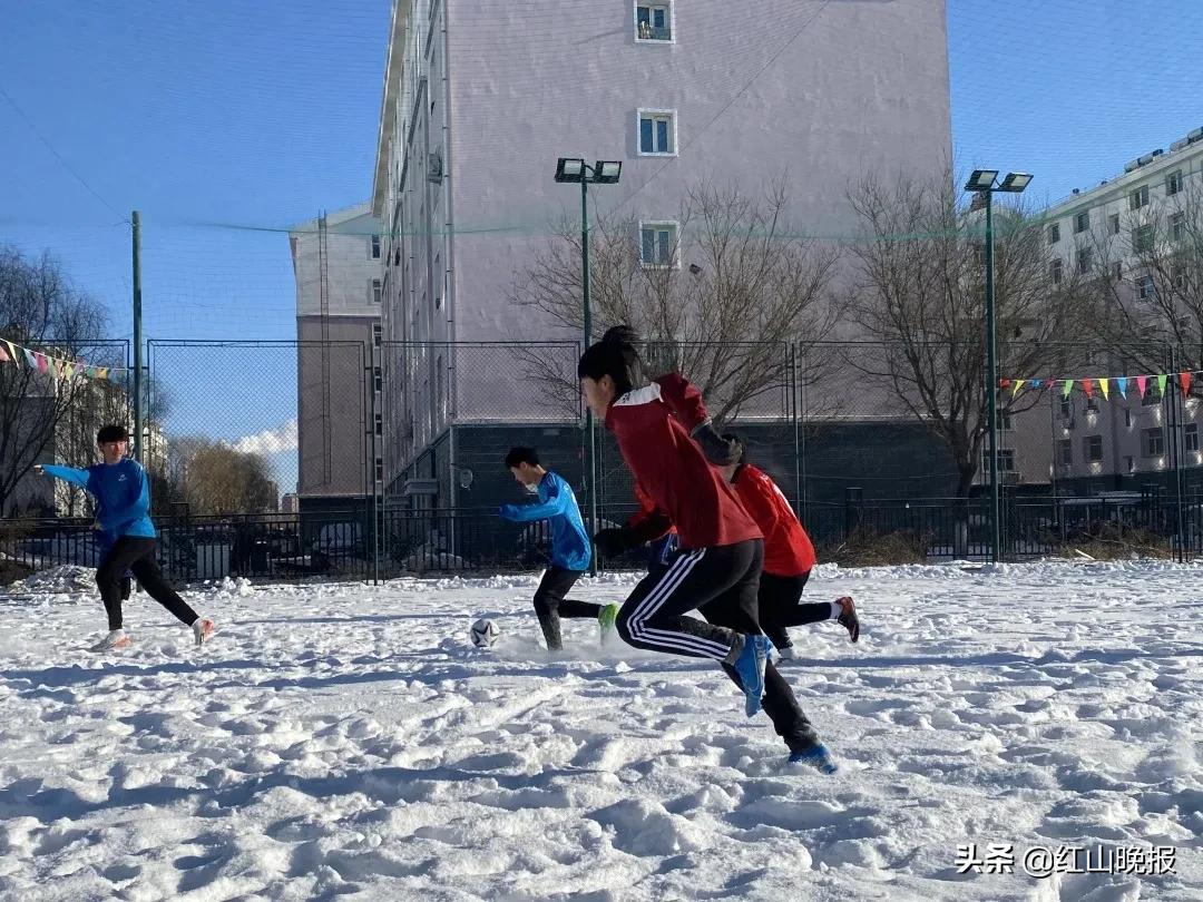 真会玩系列比赛,足球赛现场气氛很嗨