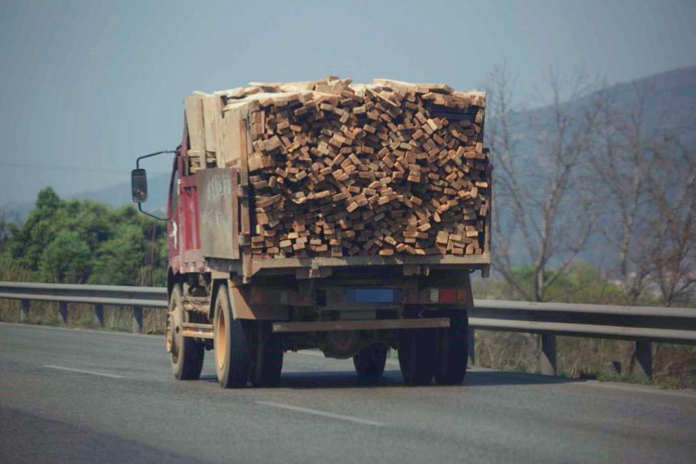几句话透漏大货车司机的心酸,货车司机的心酸饭都来不及吃