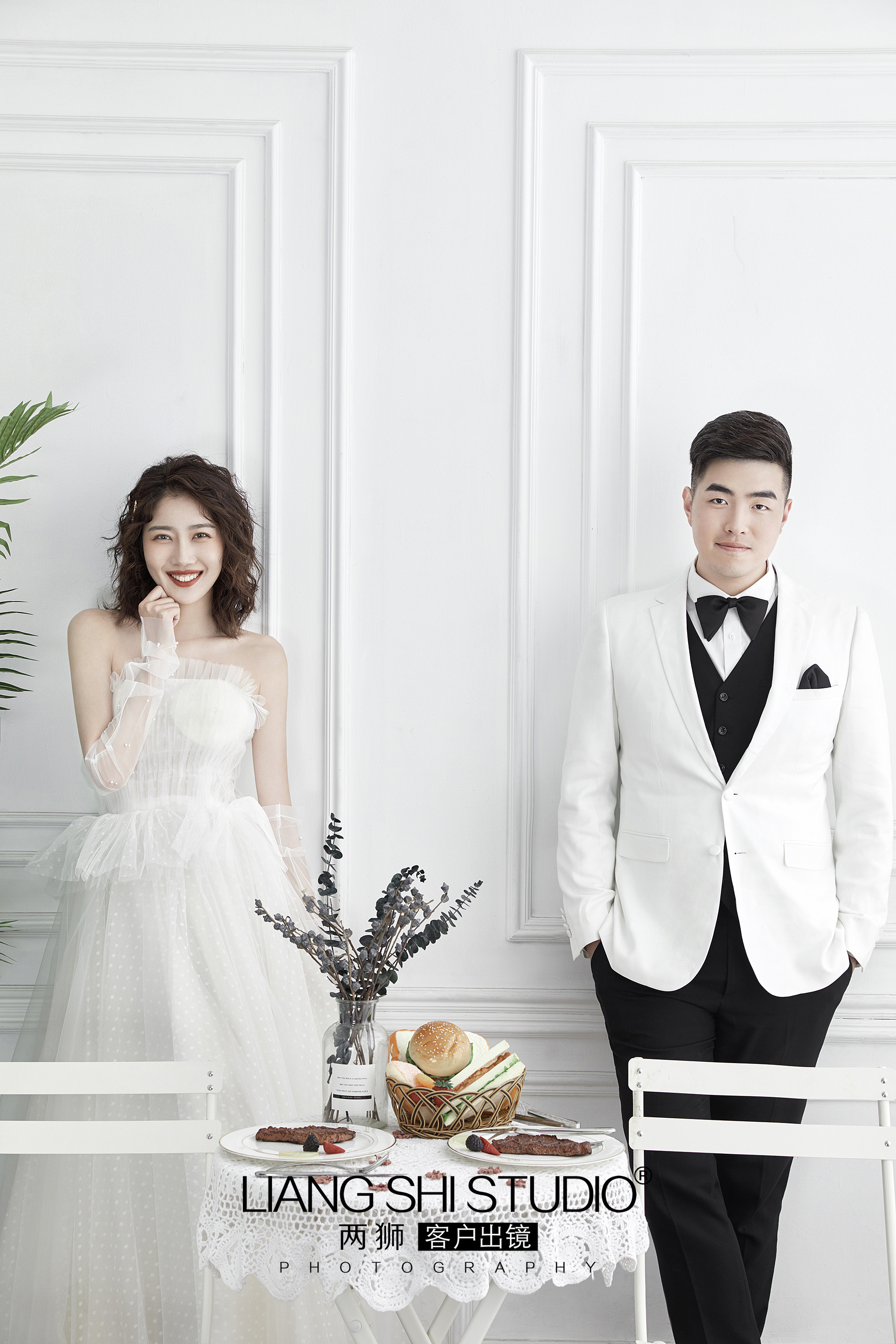 韩式极简内景婚纱照文案,鱼尾裙韩式内景婚纱照