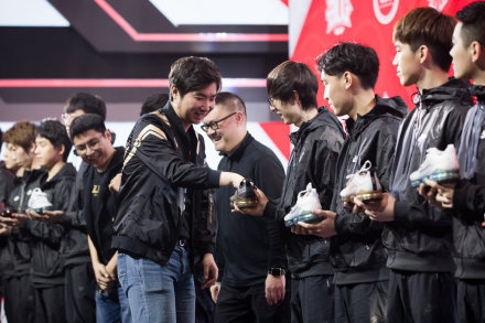 耐克lpl联名鞋子af1,lpl联名nike高帮