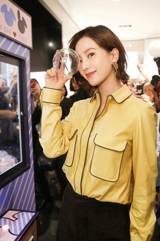 刘诗诗演绎精致时髦的优雅港风,刘诗诗气质出席活动白色浴袍风