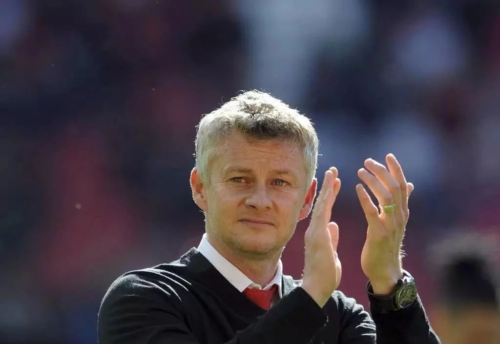 曼联强势追逐迪巴拉,红魔球迷庆祝