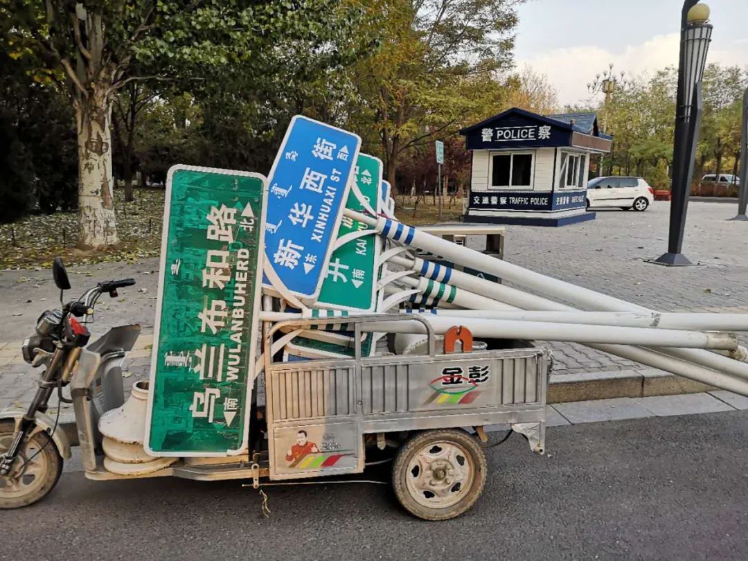 新式道路指示牌,马路上随处可见的道路标示牌
