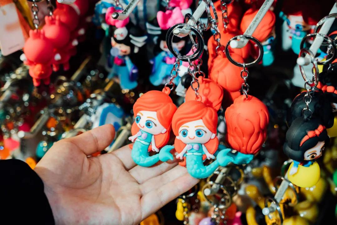 活着的两元店,2块钱能买啥?