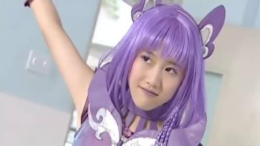 巴啦啦小魔仙小月小蓝交战未成功,巴啦啦小魔仙小月在背后偷袭小蓝