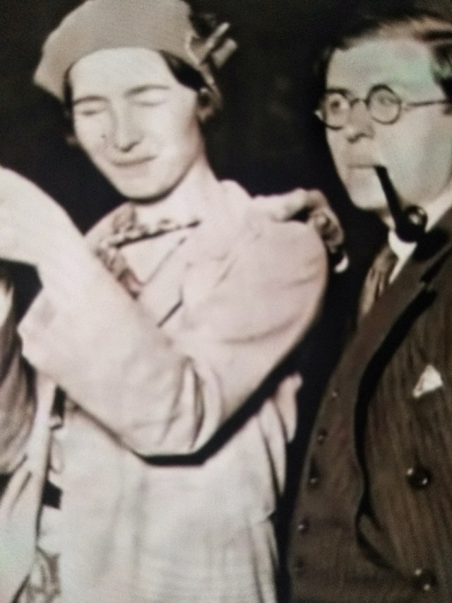 在《致河狸的书信》中，河狸不回信，假装自己很受宠