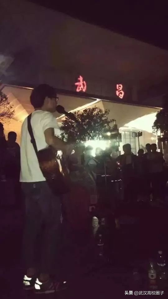 武汉光谷路人唱歌,武汉光谷街头艺人唱的歌