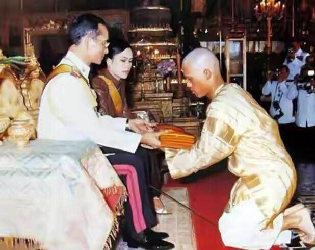 泰王给玉佛换装,泰王为玉佛换袈裟