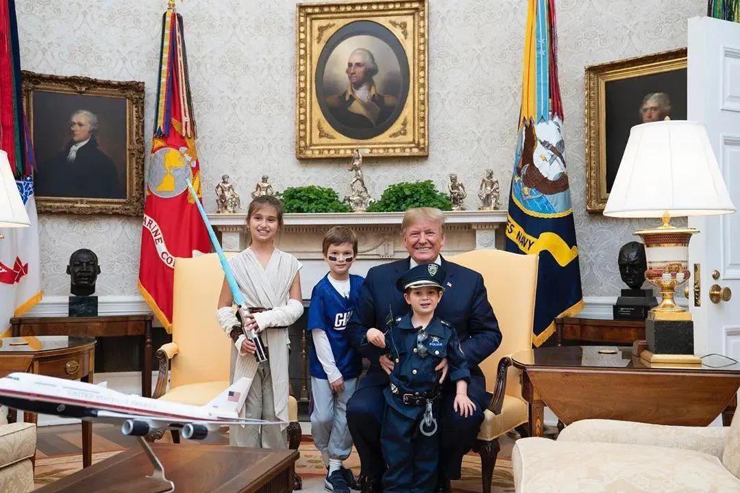 伊万卡家中为小儿子庆生,儿子穿维尼熊卡通装太可爱,颜值像妈妈