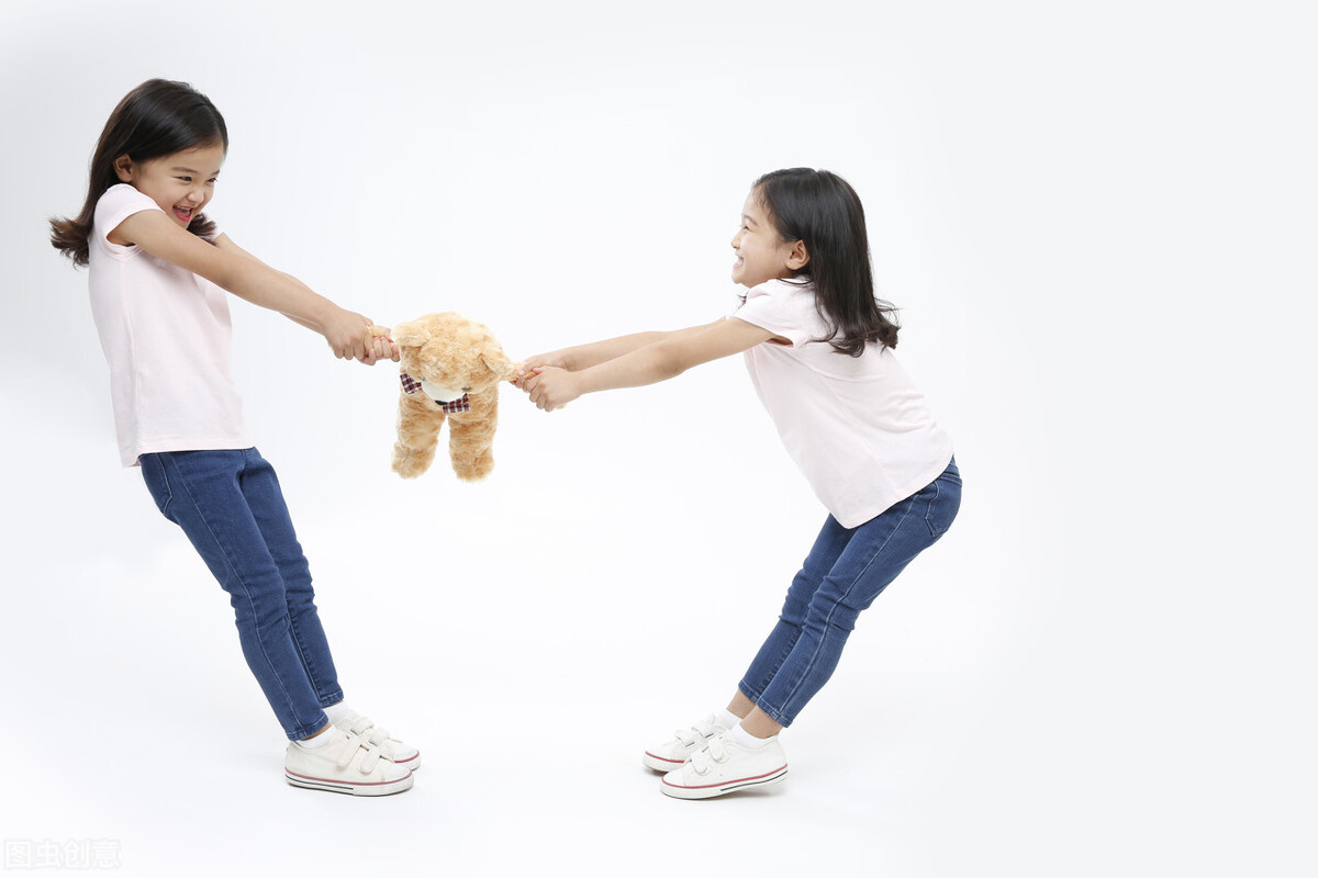 俩小孩打架父母怎么处理,两个孩子打架爸妈怎么处理