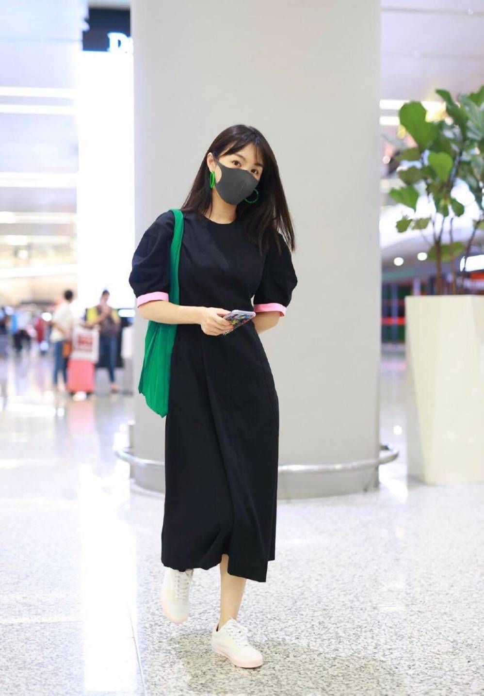 李菲儿夏季清凉穿搭俏皮可爱,李菲儿羊羔绒外套搭配