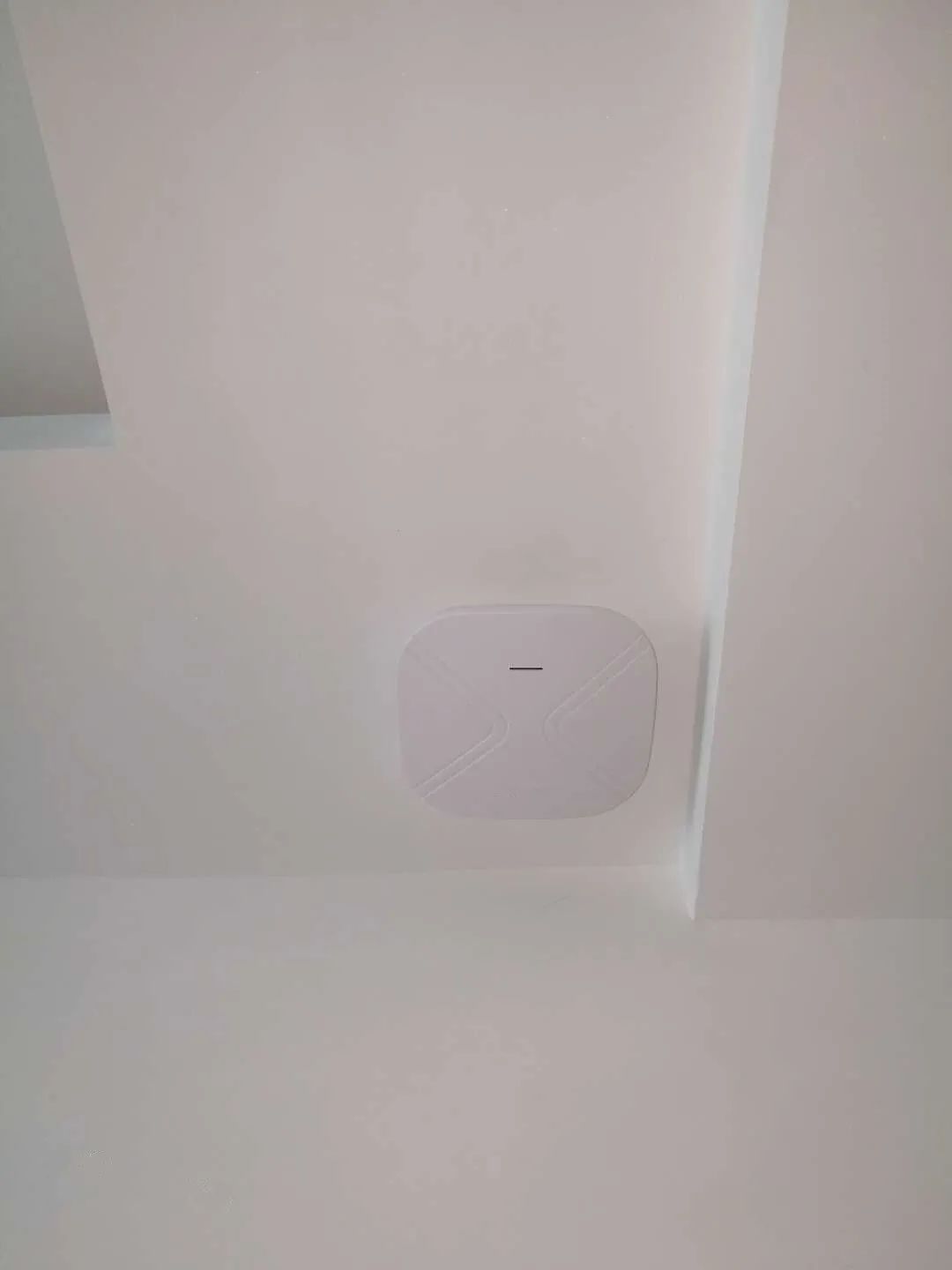 躺床上玩手机卧室灯刺眼,wifi在房间两格信号很卡