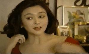 王祖贤状态52岁肤白貌美头发浓密,52岁王祖贤笑颜红唇发量惊人